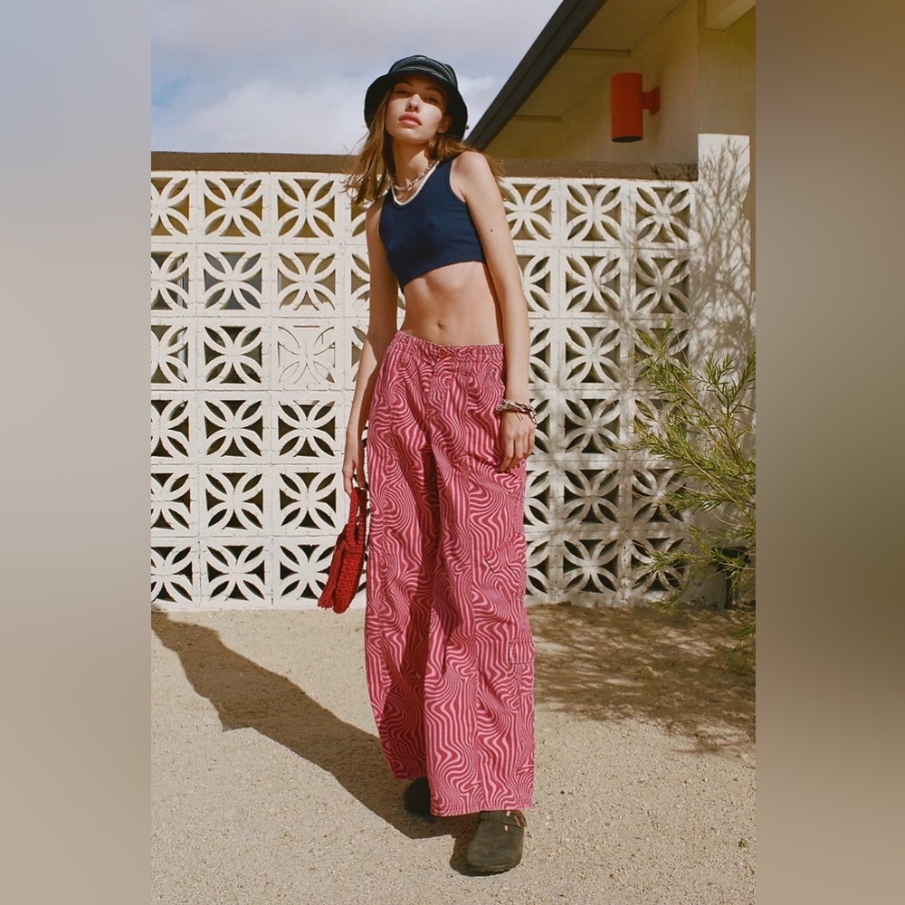 NWT. UO cargo pants with early 2000s vibes. Low-rise silhouette with a wide leg.